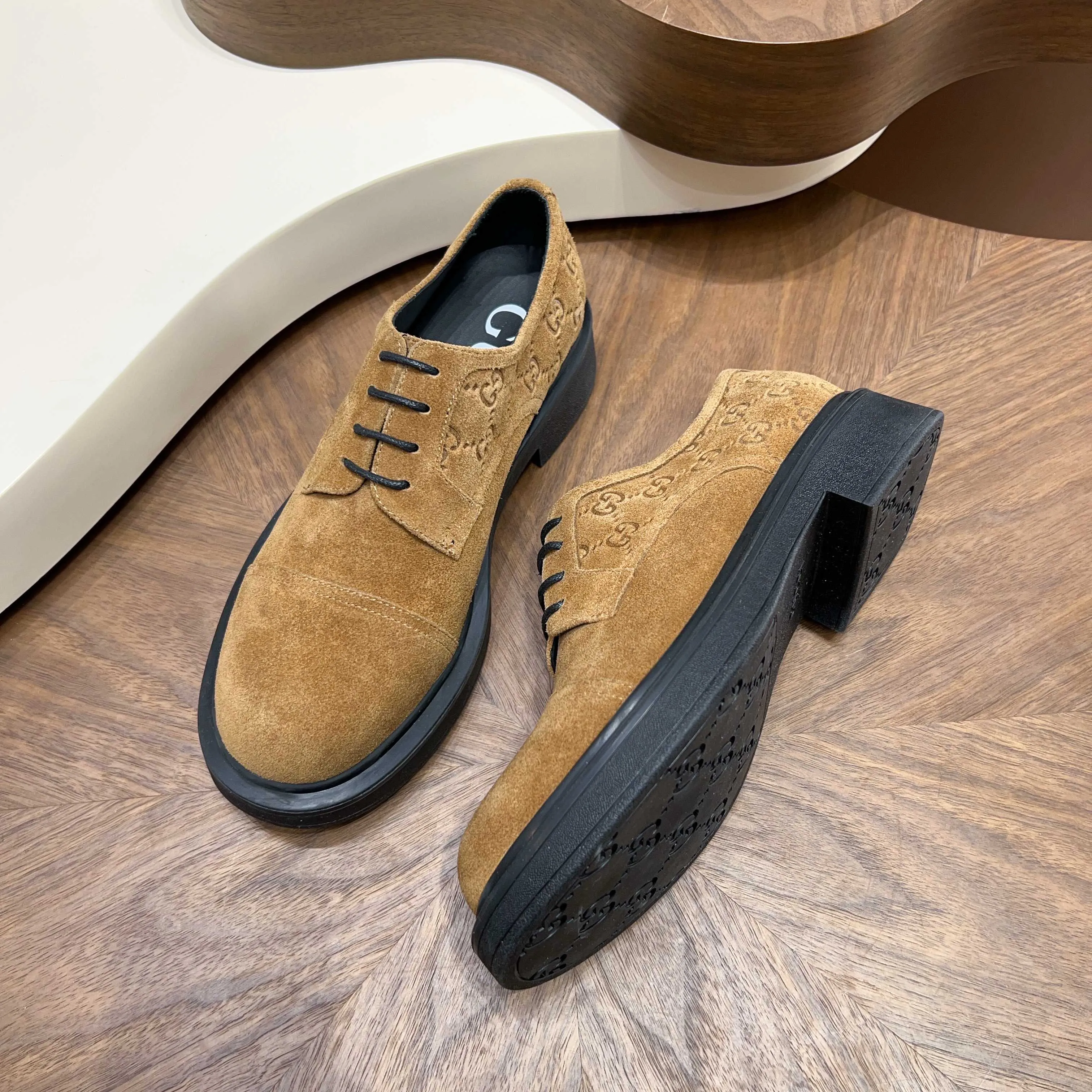💰780 Gucci/Gucci new men’s lace-up shoes with GG details, matte cow leather derby shoes! The design of this men's lace-up shoe is rooted in the brand's heritage. Crafted from premium waxed cow leather, it is embellished with GG printed embossed suede leather details, a nod to Gucci's iconic monogram. The rubber sole decorated with GG pattern adds a touch of modern fashion to this design. Typical three-joint style design. European and American classic version, full calfskin lining. The overall upper texture is soft and the lining is comfortable and breathable. 2CM thickened soft rubber sole, easy to control. Versatile and stylish upper foot, multiple colors available to meet different matching needs, complete package! Size: 39-40-41-42-43-44 leather shoe size (38.45.46 can be customized)